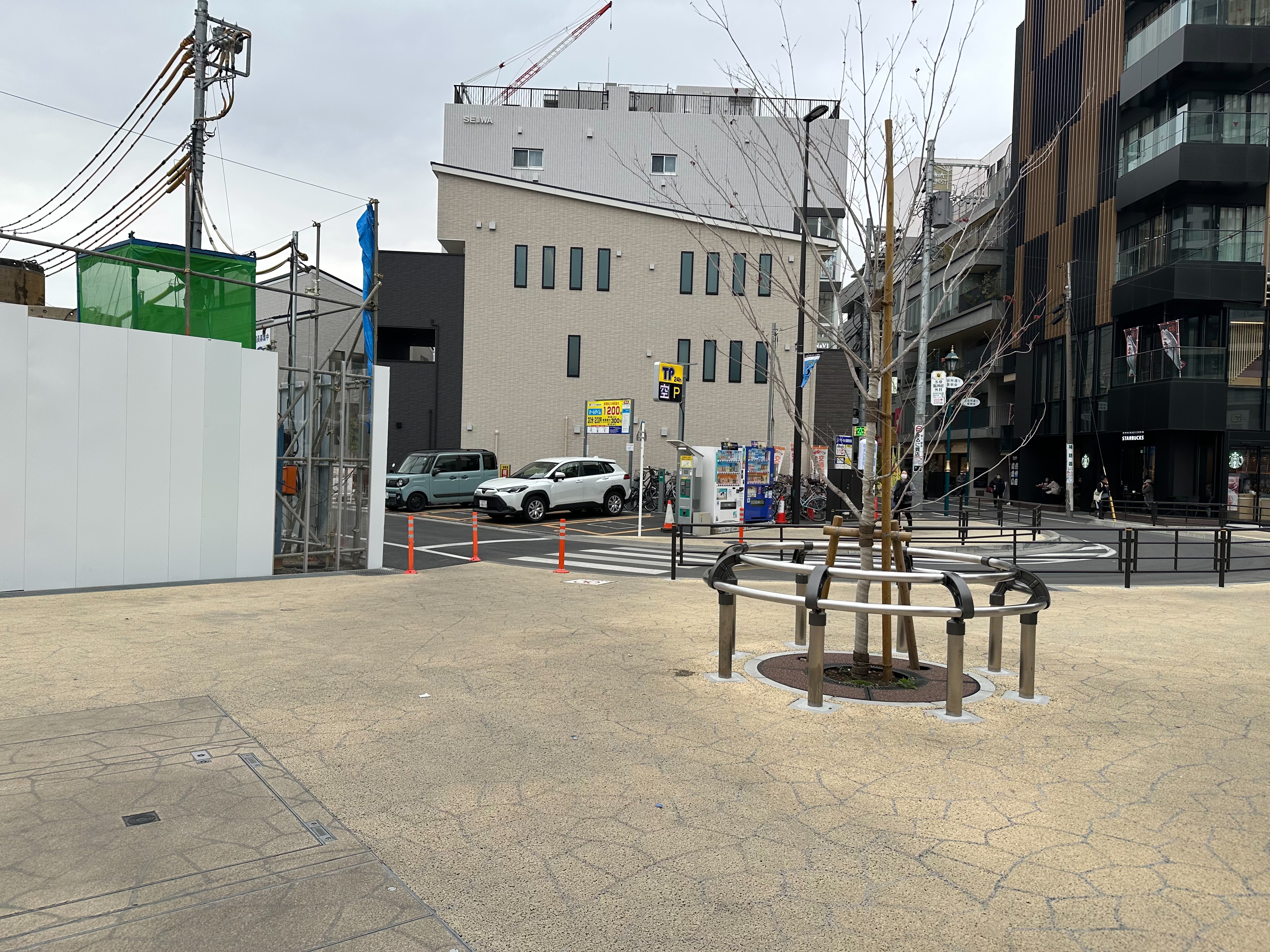 向ヶ丘遊園駅の北口を出て、左へ進みます