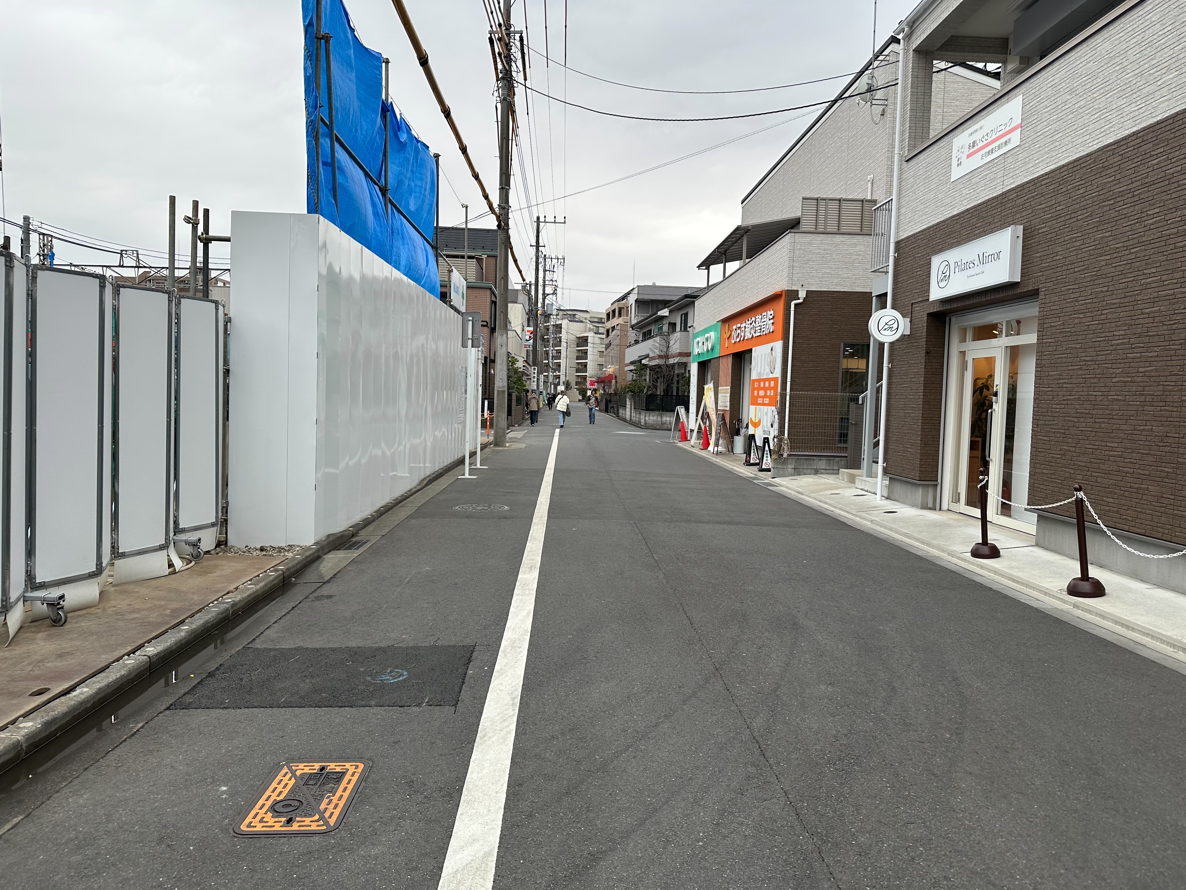 そのまままっすぐ進み、「クスリのナカヤマ」を通り過ぎます