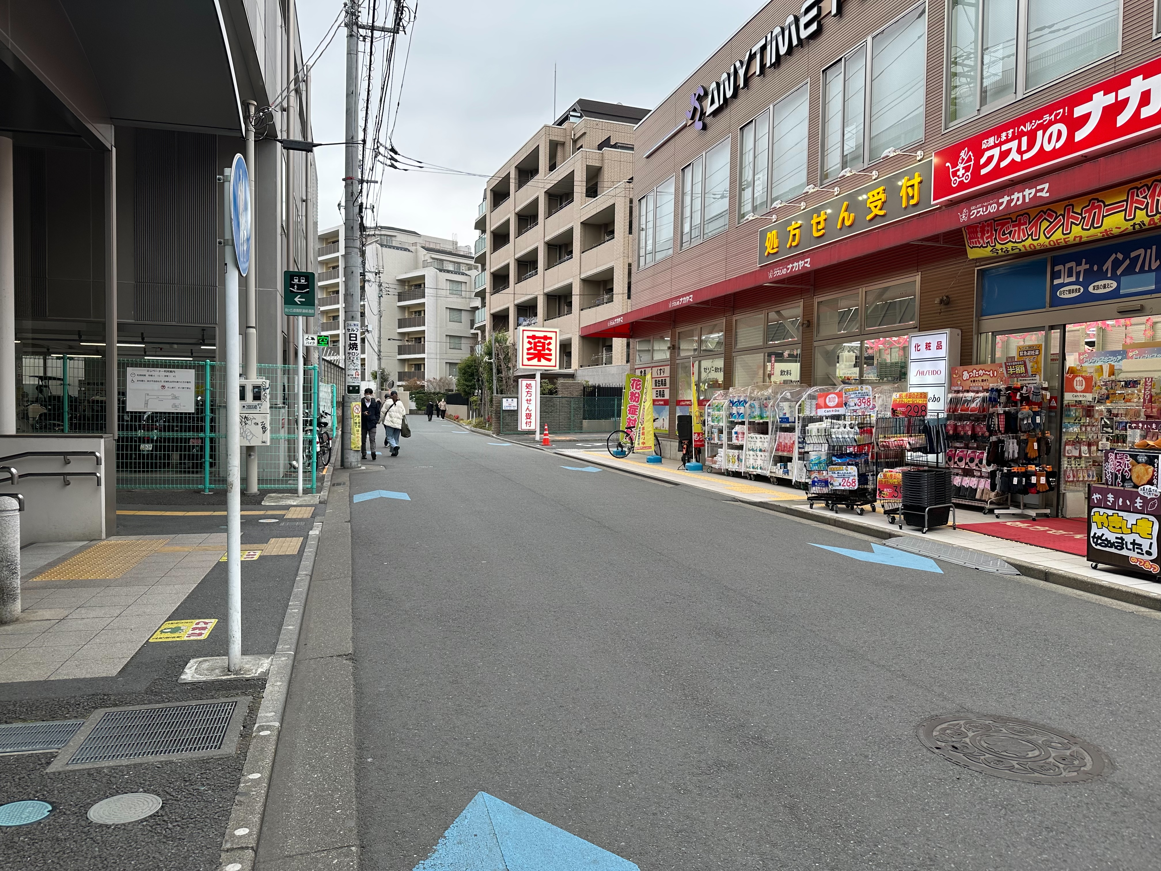 そのまままっすぐ進み、「クスリのナカヤマ」を通り過ぎます