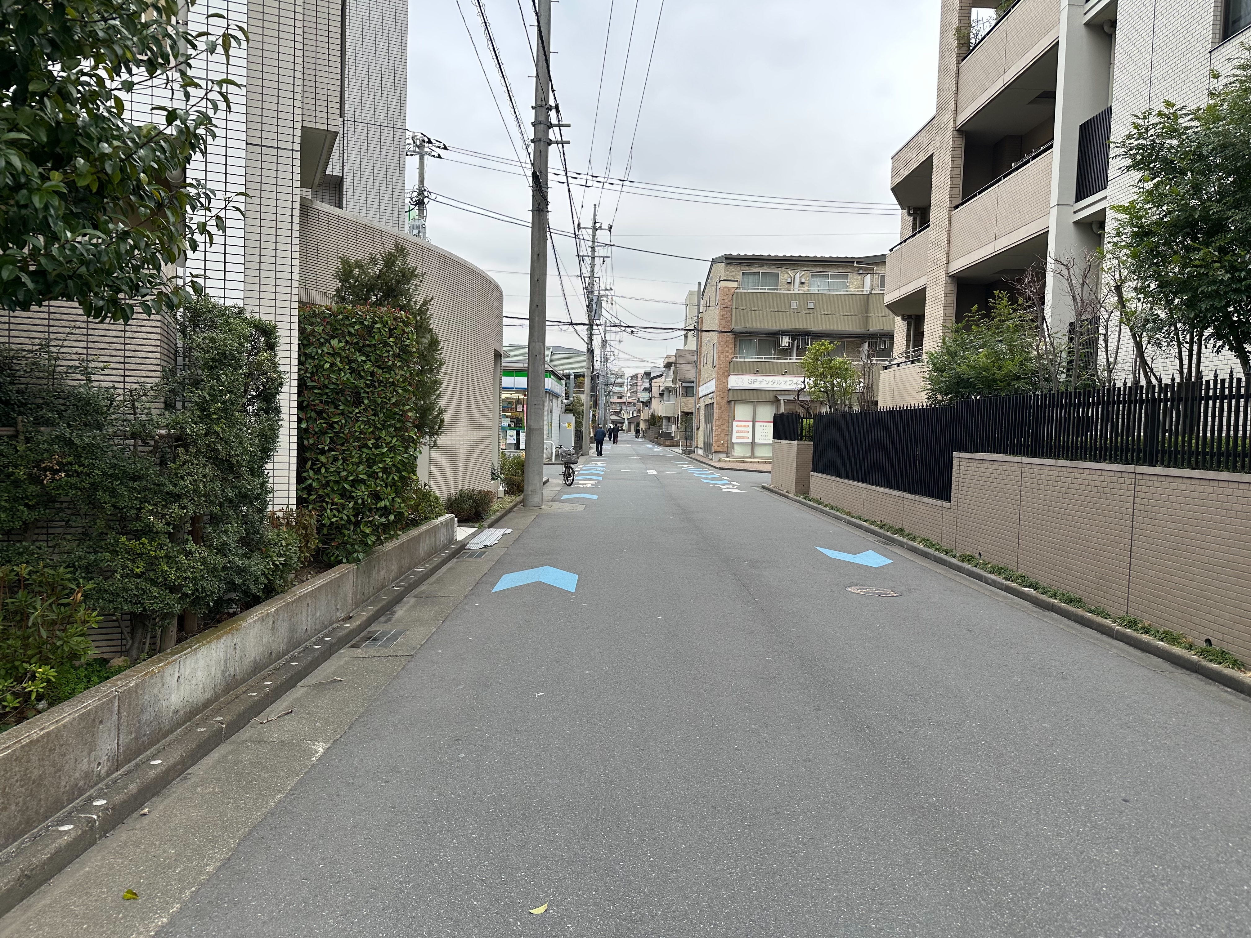 突き当たりを右に曲がります