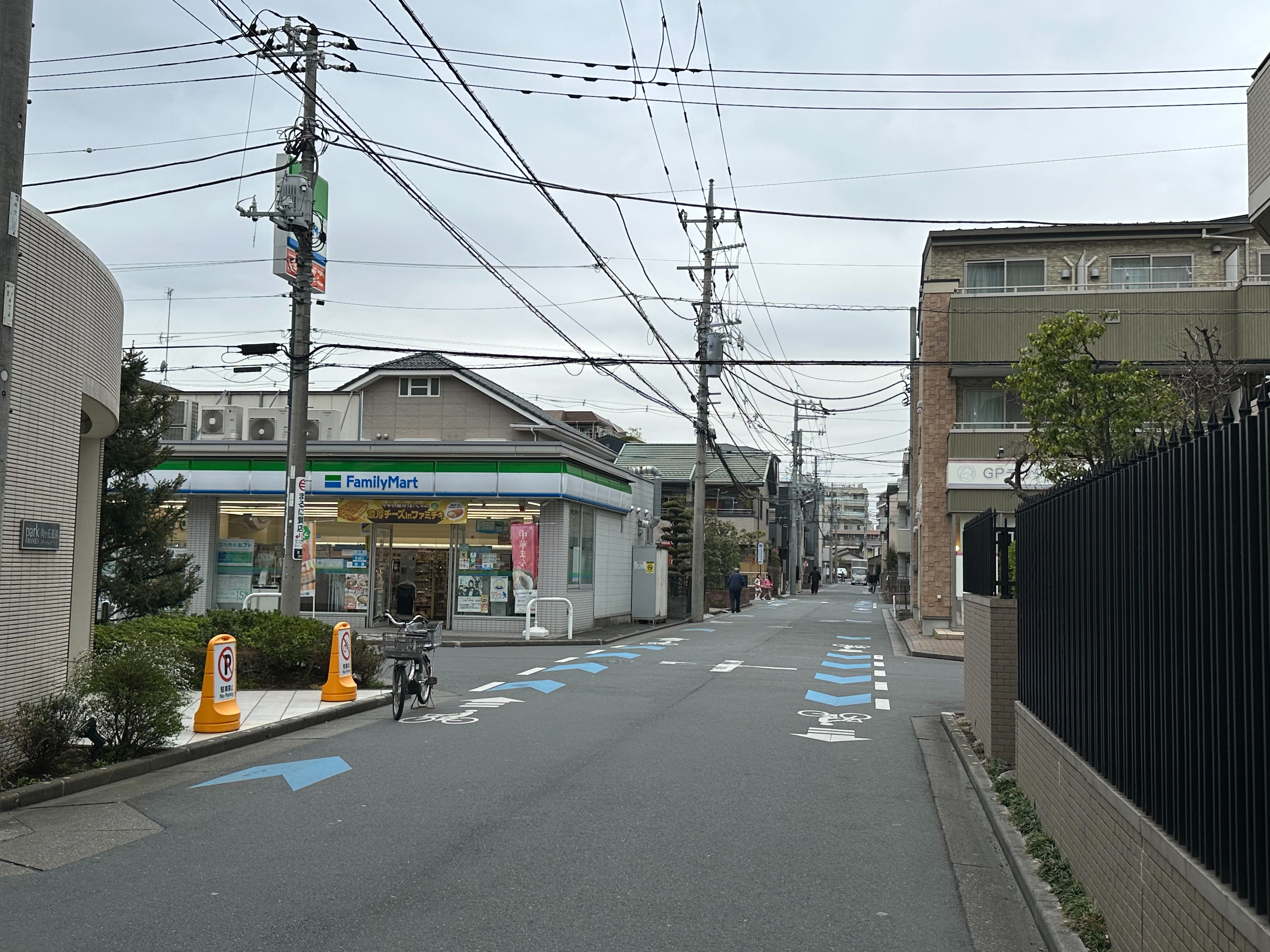 「ファミリーマート」を左手に見ながら通り過ぎます