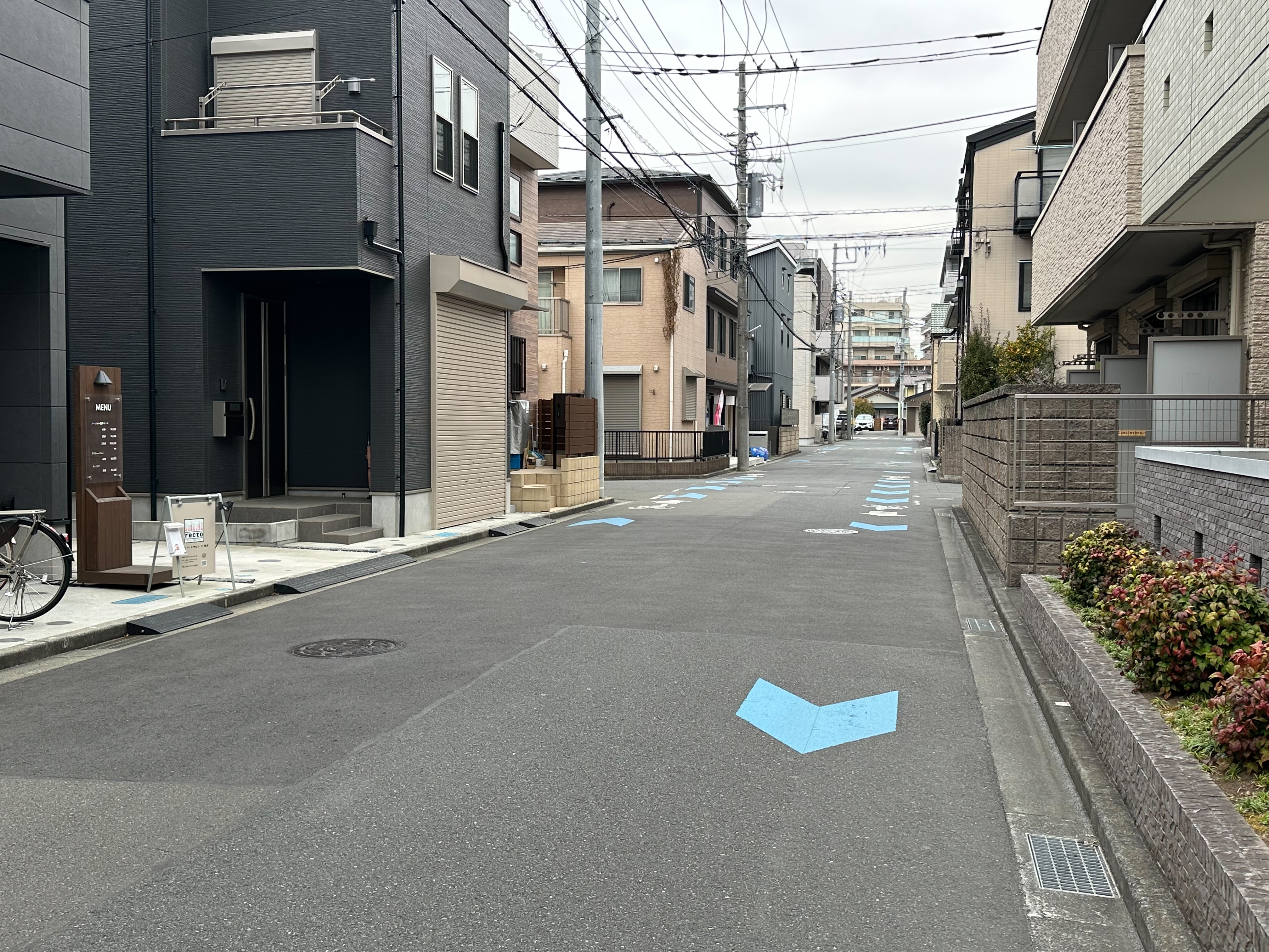 「ファミリーマート」を左手に見ながら通り過ぎます